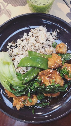 Tempura de coliflor con pak choi y arroz salvaje at Terrarea in Matosinhos