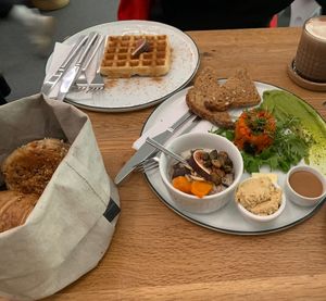Möhrenbrunnenfrühstück und eine Waffel mit Zimtzucker  at Sturbock Cafe in Wurzburg