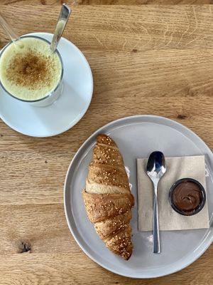 Veganes Croissant mit Schokoaufstrich at Sturbock Cafe in Wurzburg