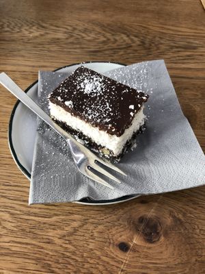 Veganer “Bounty” Kuchen at Sturbock Cafe in Wurzburg