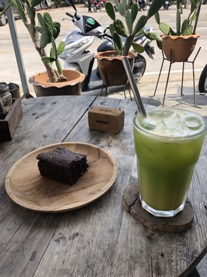 Brownie & Detox Shake at The Factory Cafe in Koh Tao