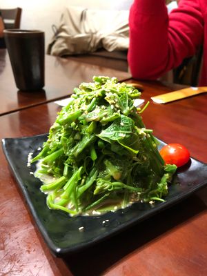 Seasonal veggies with sesame dressing  at Sān Běn ShǒuGōng LāMiàn 三本手工拉麵 in Taipei