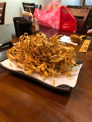 Fried burdock root (牛蒡）  at Sān Běn ShǒuGōng LāMiàn 三本手工拉麵 in Taipei