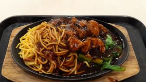 Hotplate mushroom chicken noodles at T-Vege 德素 in East Singapore