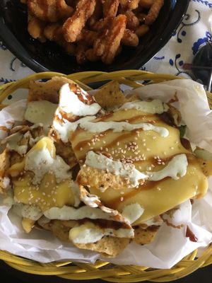 Vegan nachos with cheese, garlic sauce and special sauce and chips at Coraçao Vegano in Funchal