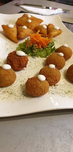 falafel and Samosas as starters at Coraçao Vegano in Funchal