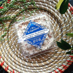 Vegan almond cream cheese at La Veganisteria in Chia