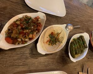 Babaganoush hummus wijnblaadjes met rijst at Taboule in Bruges