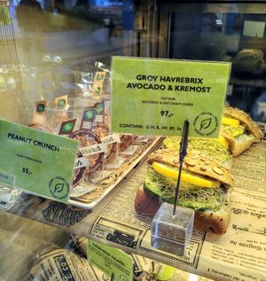 Vegan avocado sandwich and Vegan Peanut Crunch at OSL - Haven - E8 in Gardermoen