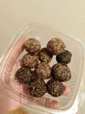 Date balls at Rekalibracija Veganski in Novi Sad
