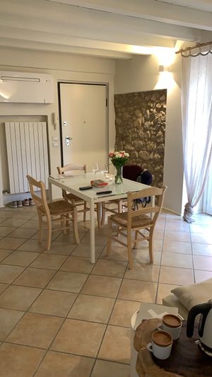 Kitchen and living room at Ohana Holidays in Moniga Del Garda