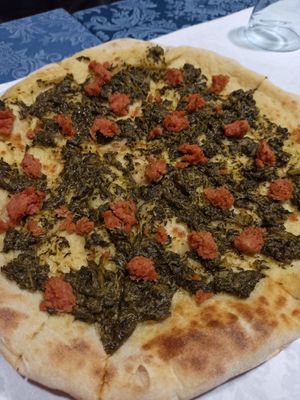 Pizza salsiccia e friarielli vegana at Veganfruttariano in Milan