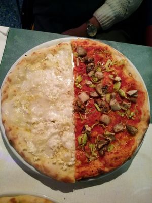 4 cheese and porcini pizza at Veganfruttariano in Milan