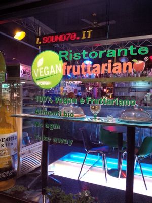 vetrina del Veganfruttariano at Veganfruttariano in Milan