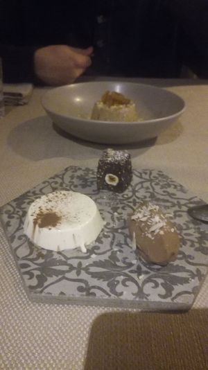 Tris di cioccolato e (dietro) panna cotta veg alla liquirizia at Ecosteria Parco Santi Angeli in Santi Angeli