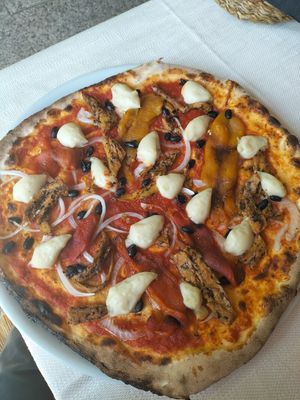 "pulled pork", peppers, vegan cheese, beans, onions at Ecosteria Parco Santi Angeli in Santi Angeli