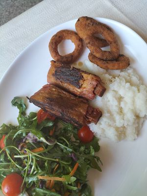 "Ribs" with polenta and onion rings at Ecosteria Parco Santi Angeli in Santi Angeli