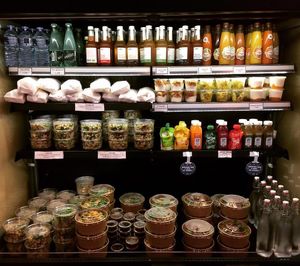 The snack section : sandwich, bowls, salads, drinks, and desserts at L'Incubateur de Fraîcheur in Paris