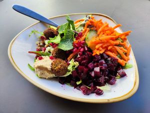 Falafel bowl at Dean & David - Bleicherweg in Zurich