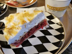 Vegane Johannisbeer-Baiser-Torte at Gelateria Gran Caffe in Bruchsal