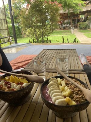 Papaya-Dattel-Bowl und lychee Minze   at Bom Bowls in Pai