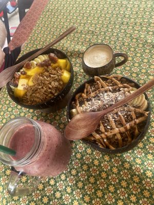 Papaya-Dattel-Bowl & Snickers-Bowl   at Bom Bowls in Pai