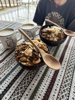 Snickers Bowl und Café mit Hafermilch  at Bom Bowls in Pai