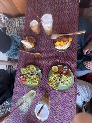 Avocado Toasts und Bowls  at Bom Bowls in Pai