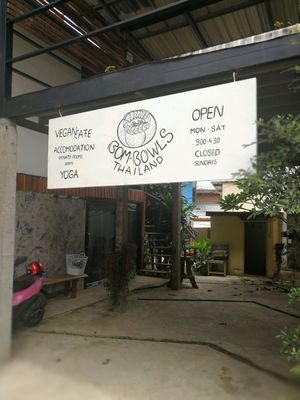 Sign & hours  at Bom Bowls in Pai