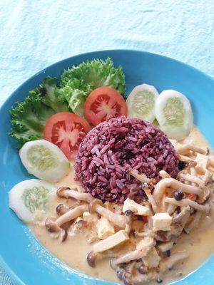 Rice topped with mushrrom curry at Bom Bowls in Pai