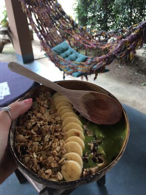 Green smoothie bowl at Bom Bowls in Pai