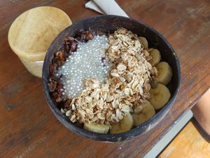 Green Smoothie Bowl with extra dates and tapioca pearls at Bom Bowls in Pai