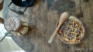 Snickers smoothie bowl and Snickers smoothie at Bom Bowls in Pai