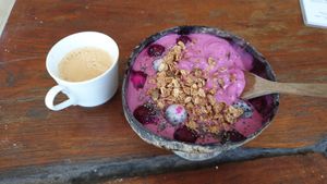 Acai Bowl and coffee at Bom Bowls in Pai
