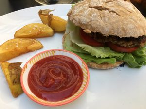 Hamburguesa (venía con salsa agridulce pero cambié a ketchup) at Blu Cafe in Santiago De Compostela