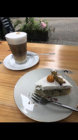 Veganer Zitronenkuchen mit Mohn at Cafe Brooks in Hamburg