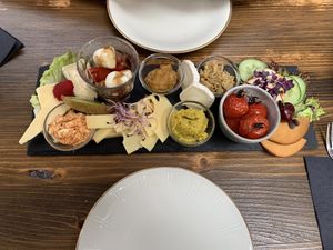 Brunch am Tisch (links vegetarisch, rechts vegan) at Cafe Brooks in Hamburg