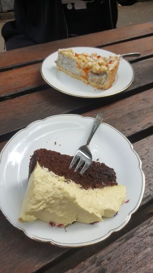 Brownie-Mango-Mousse and Apricot-Poppyseed-Crumble at Cafe Brooks in Hamburg