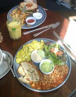 Katerfrühstück & Lax-Sandwich at Katzentempel in Hamburg