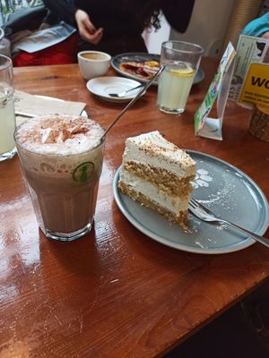 Raffaello Torte und heiße Schokolade at Katzentempel in Hamburg