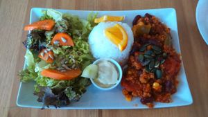 Chili sin carne with Avocado dip and pumpkin at Katzentempel in Hamburg