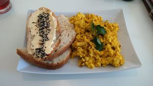 Spelt bread with scrambled "eggs" at Katzentempel in Hamburg
