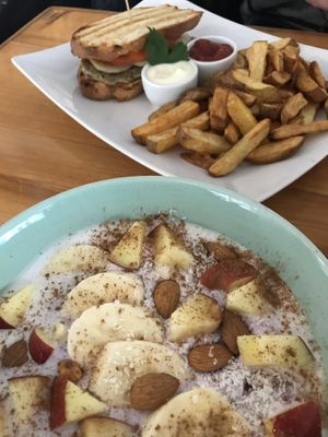 Spätes Frühstück  at Katzentempel in Hamburg