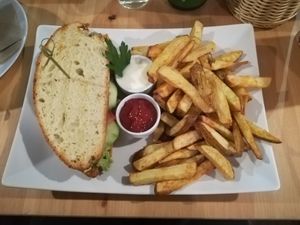 Sandwich and fries at Katzentempel in Hamburg