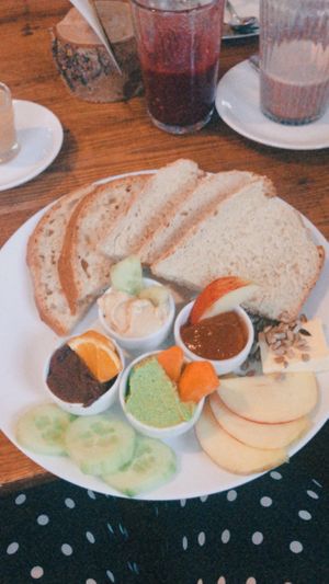 Homemade dinkel bread and dips at Katzentempel in Hamburg