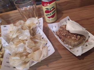 Mandioca chips, tofu bao e sidra at Bao's in Porto
