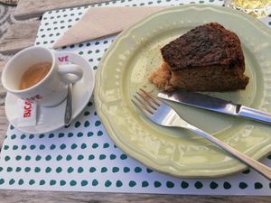 Bolo de maçã e canela + café at O Porto dos Gatos in Porto