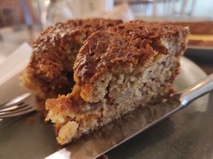 Peanut butter and banana cake at O Porto dos Gatos in Porto