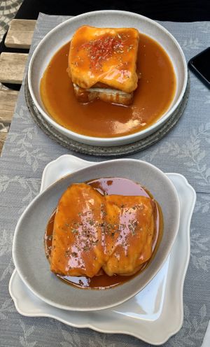 Francesinha & hotdog at O Porto dos Gatos in Porto