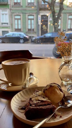 Cappuccino e bolo de chocolate cremoso com gelado de limão  at O Porto dos Gatos in Porto